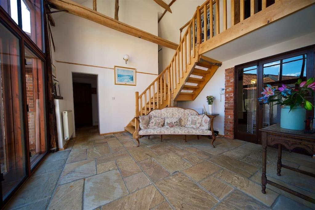 Stunning Barn Conversion Ideal For Large Families Bildeston المظهر الخارجي الصورة